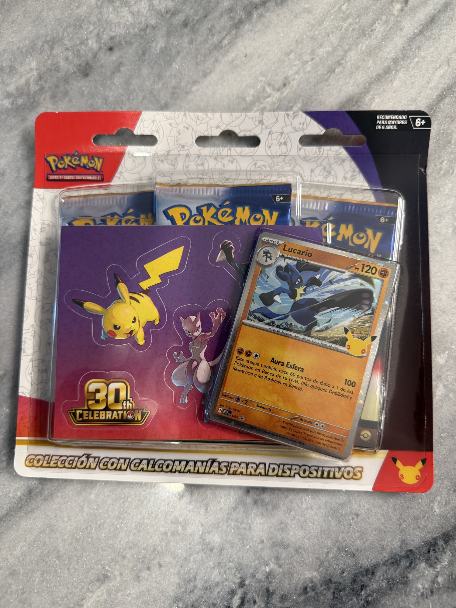 Pokémon JCC 30.° Aniversario – Colección con Calcomanías para Dispositivos Lucario